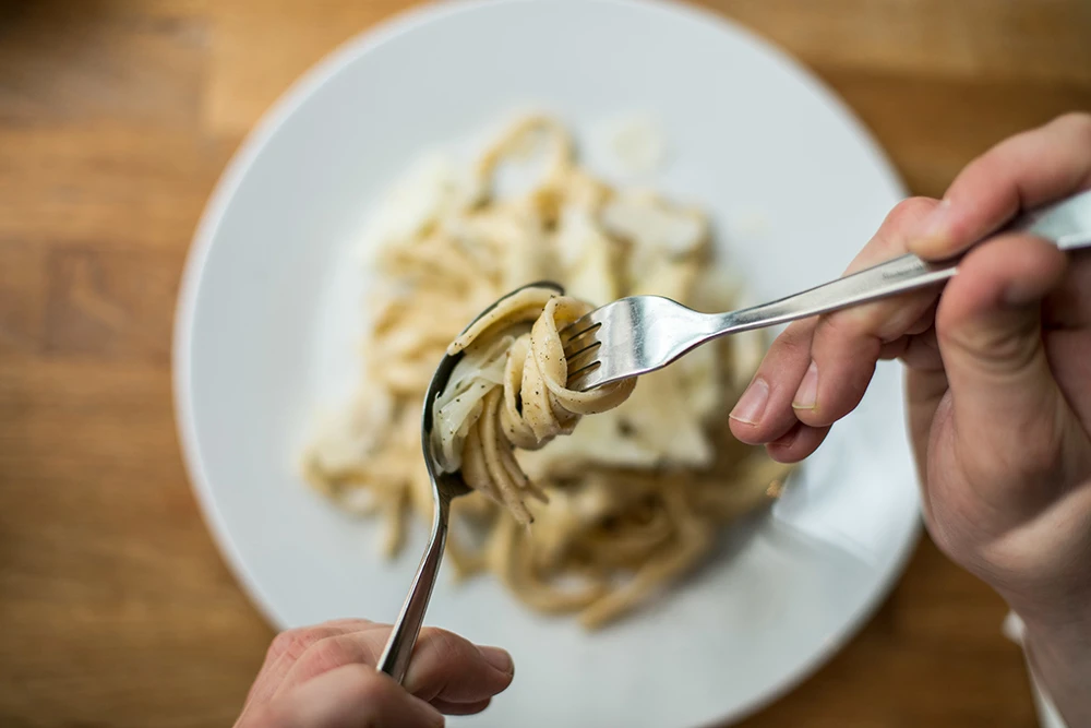 Supa od leblebija sa limunom i orzo testeninom (veganski avgolemono)