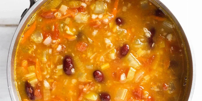 Čorbica od bulgura, crvenog pasulja i paradajza