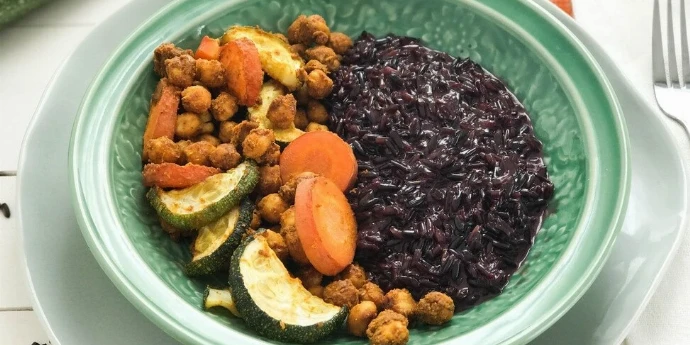 Crni pirinač sa kokosovim mlekom i pikantnim leblebijama