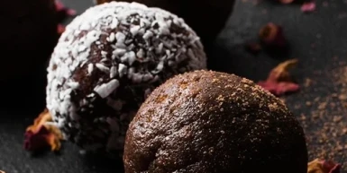 Energetske kuglice sa spirulinom, kakaom i urmama