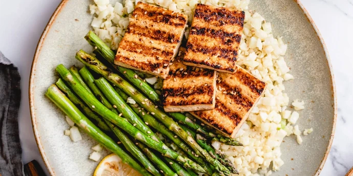 Grilovan tofu sa šparglama