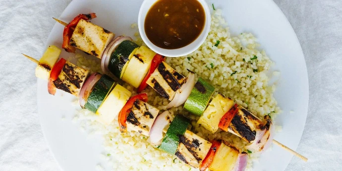 Grilovani tofu ražnjići sa ananas-terijaki sosom