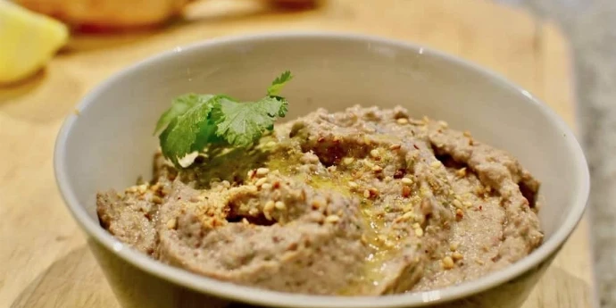 Humus od azuki pasulja sa korijanderom i limunom