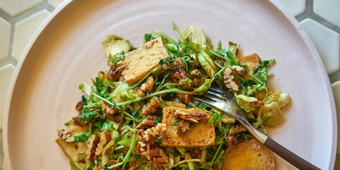 Karamelizovani tofu, prokelj i pekan orasi