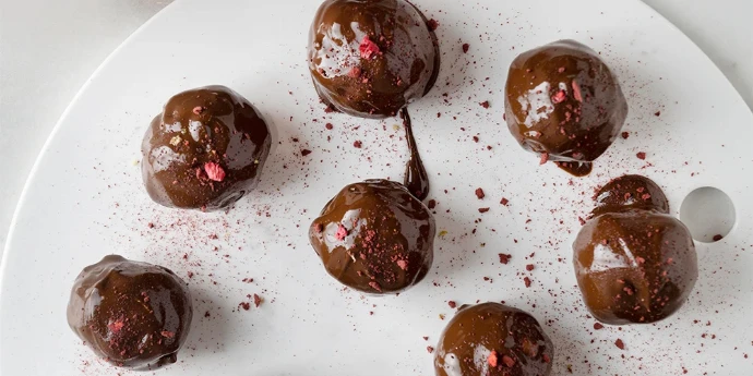 Kuglice od rogača sa aromom kokosa