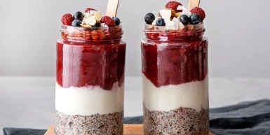 Letnji desert sa čija pudingom, tofu kremom i malinama