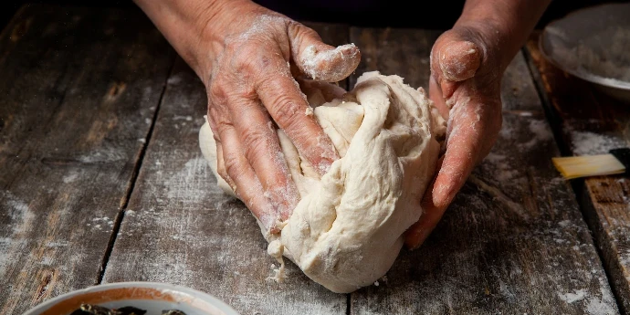 Mešenje i ukrašavanje slavskog kolača