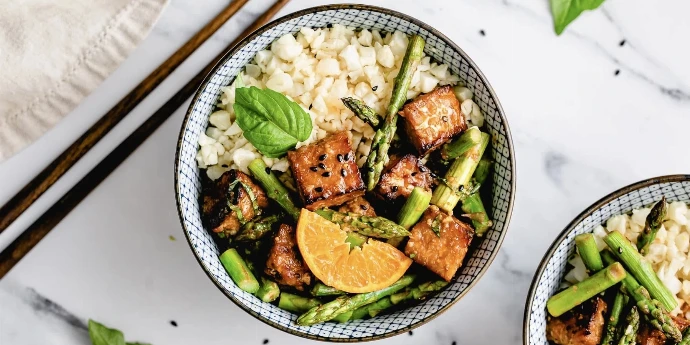 Pečeni tempeh i špargle u miso sosu od pomorandže (bez glutena)