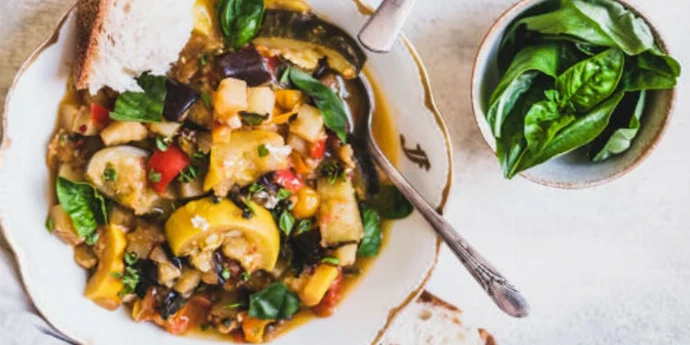 Pikantni letnji đuveč od povrća