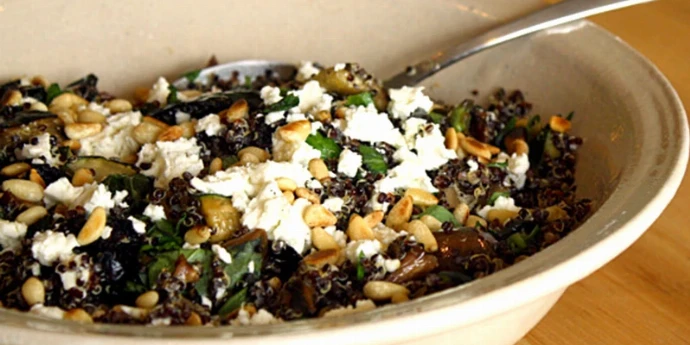 Salata od crne kinoe, sa grilovanim povrćem, bosiljkom, pinjolima i feta sirom (bez glutena)