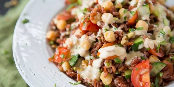 Salata od crvenog pirinča i leblebija sa tahini prelivom