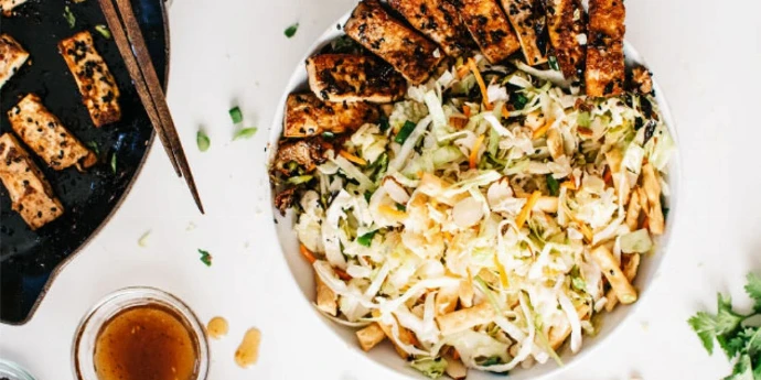 Salata sa zapečenim tofuom