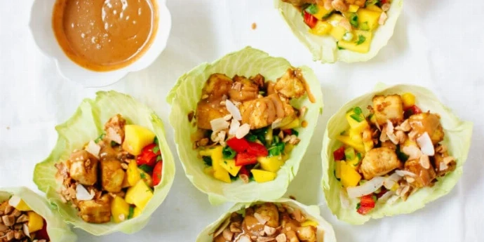 Tajlandski kupus, mango i hrskavi tofu sa sosom od kikirikija