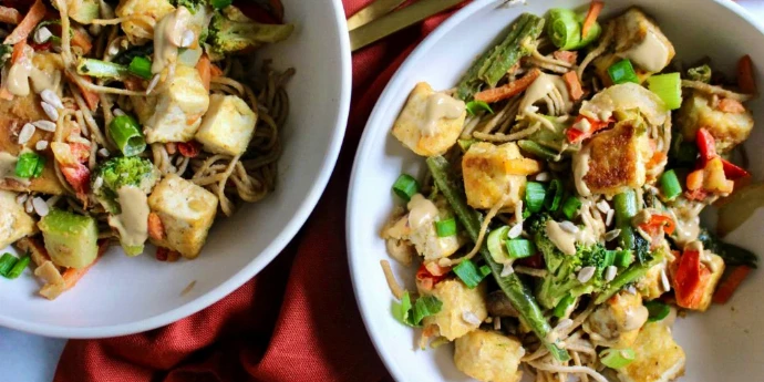 Tofu rezanci sa povrćem i sosom od suncokretovog putera