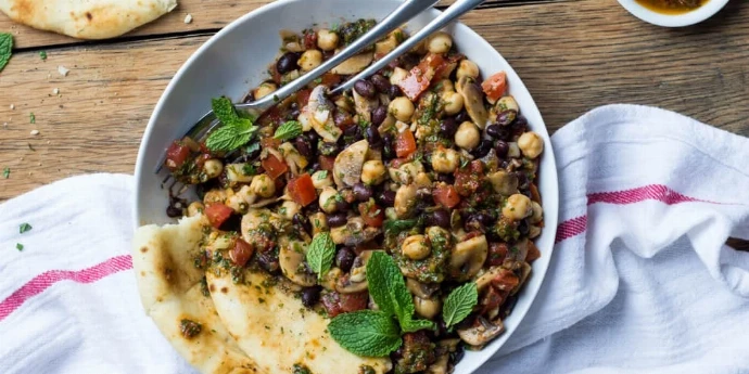 Topla salata od crvenog pasulja