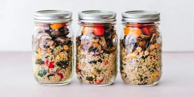 Vaša nova omiljena salata iz tegle sa crvenom kinoom i pečurkama