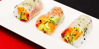 Veganske rolnice sa šarenim povrćem i crnim susamom