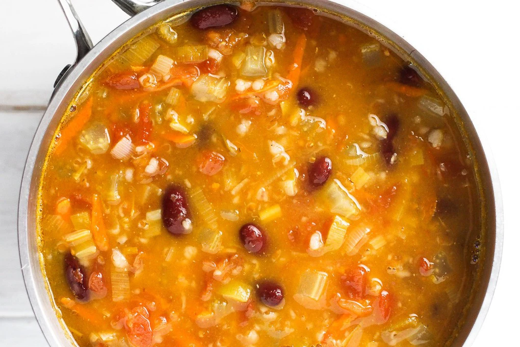 Čorbica od bulgura, crvenog pasulja i paradajza