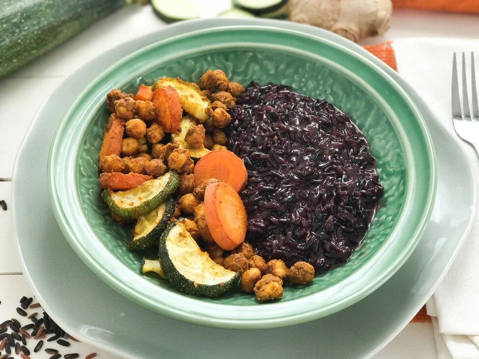 Crni pirinač sa kokosovim mlekom i pikantnim leblebijama