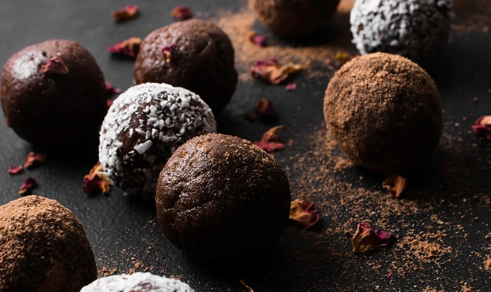 Energetske kuglice sa spirulinom, kakaom i urmama