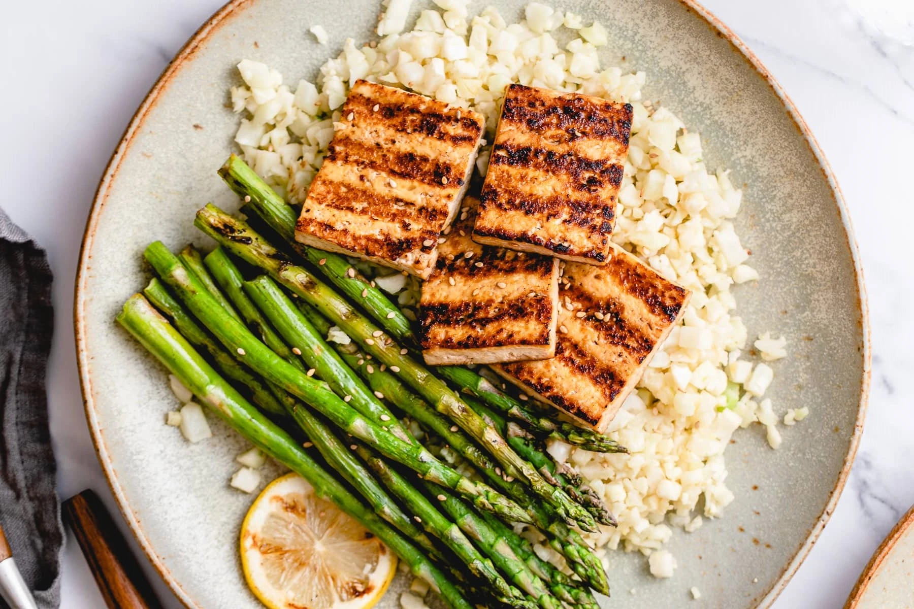 Grilovan tofu sa šparglama