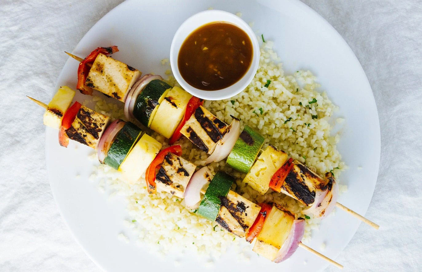 Grilovani tofu ražnjići sa ananas-terijaki sosom