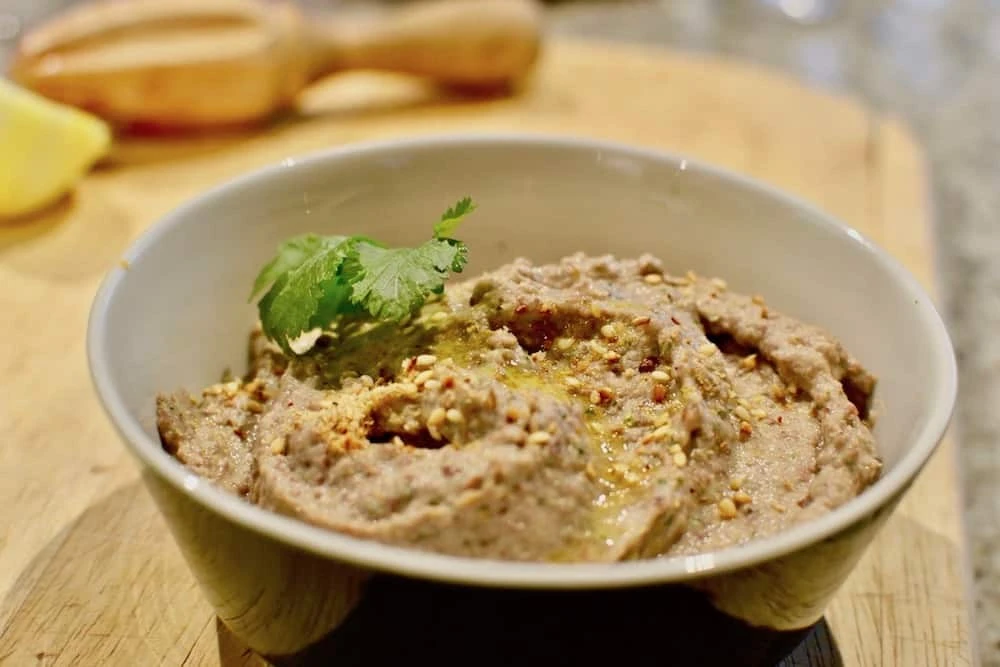 Humus od azuki pasulja sa korijanderom i limunom