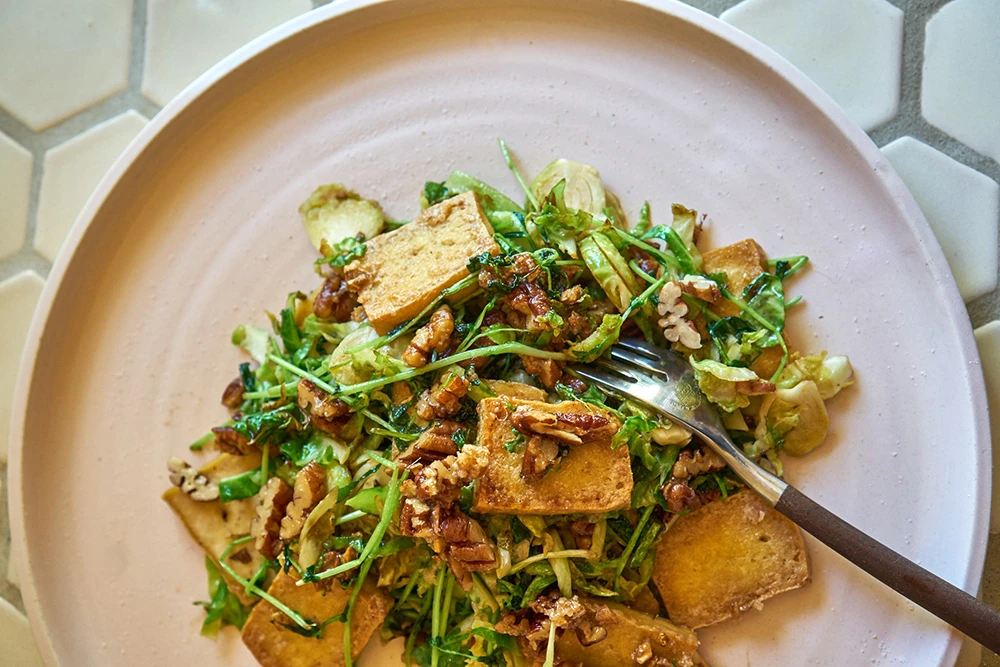 Karamelizovani tofu, prokelj i pekan orasi