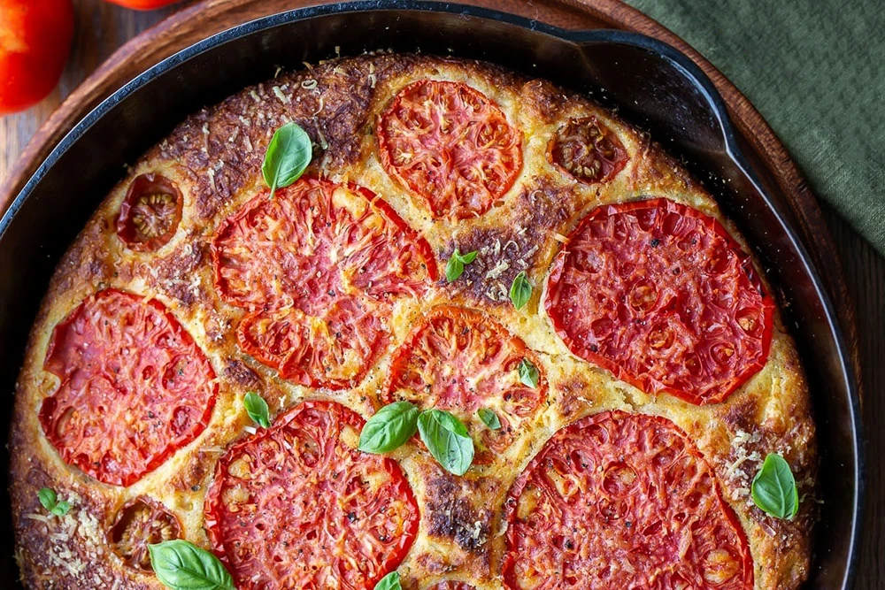 Kukuruzna pogača sa paradajzom