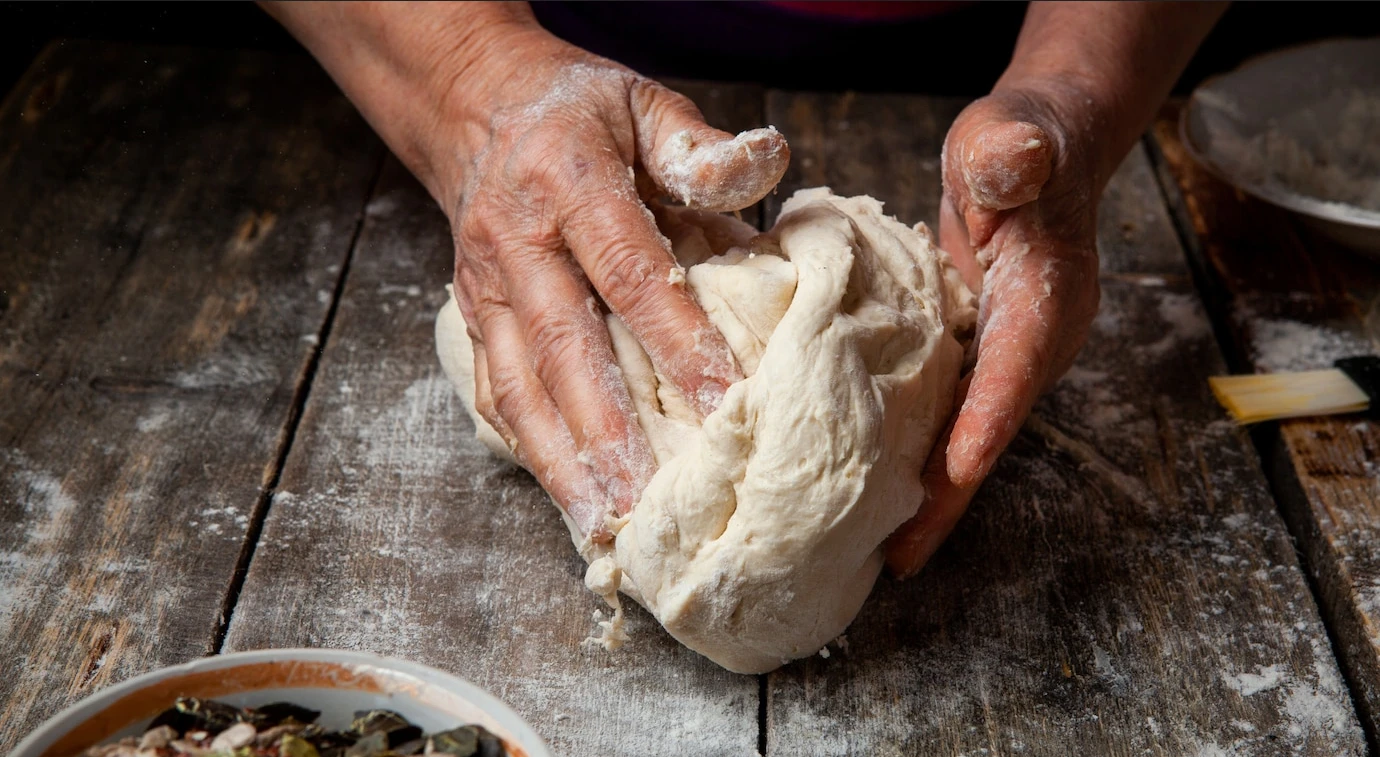 Mešenje i ukrašavanje slavskog kolača