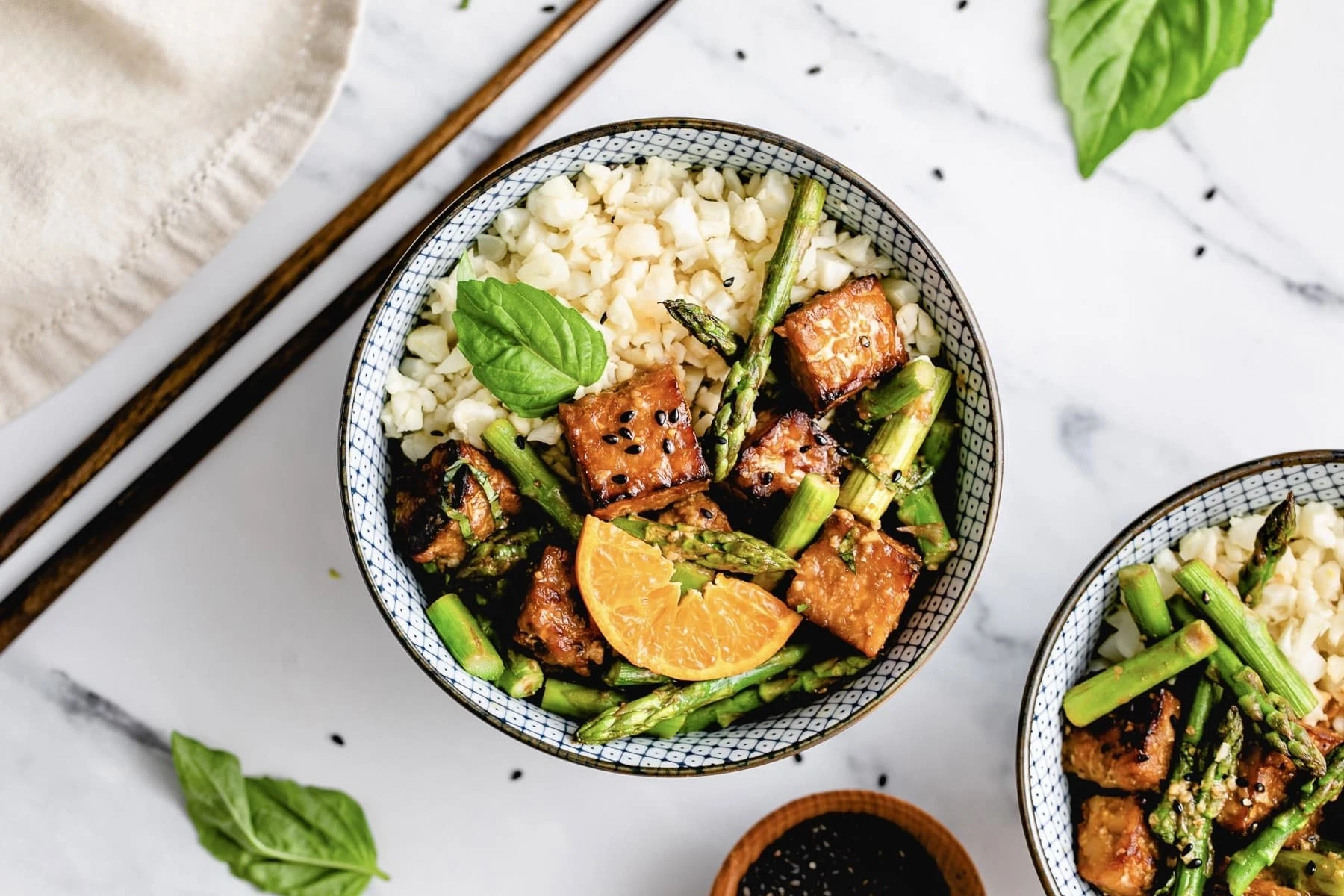 Pečeni tempeh i špargle u miso sosu od pomorandže (bez glutena)