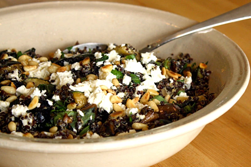 Salata od crne kinoe, sa grilovanim povrćem, bosiljkom, pinjolima i feta sirom (bez glutena)