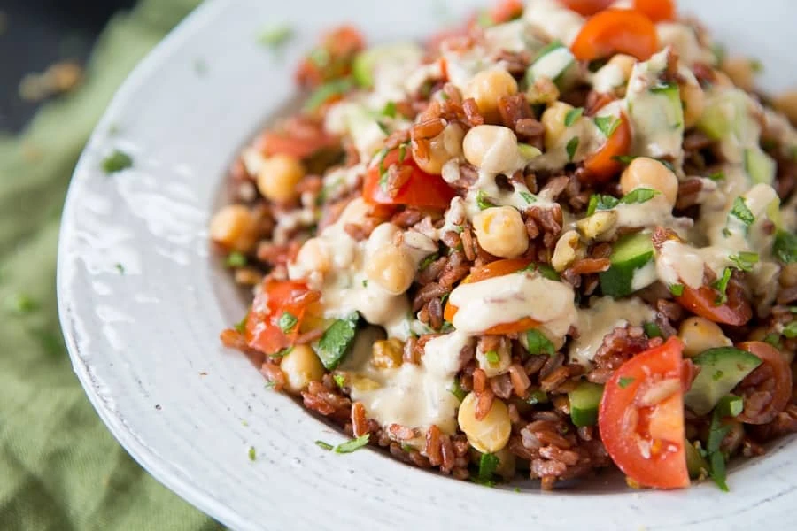 Salata od crvenog pirinča i leblebija sa tahini prelivom