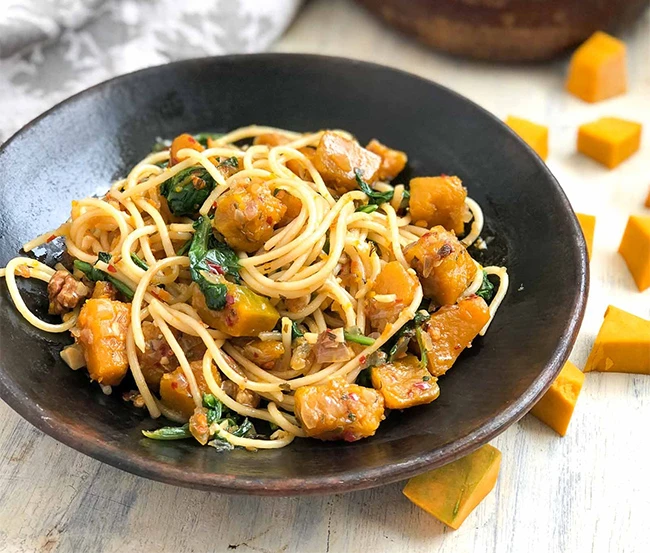 Špagete sa bundevom, spanaćem i orasima