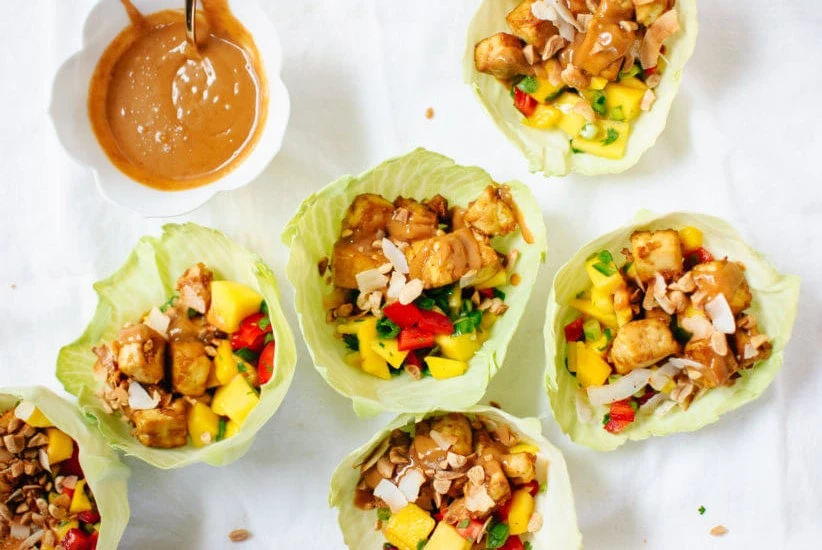 Tajlandski kupus, mango i hrskavi tofu sa sosom od kikirikija