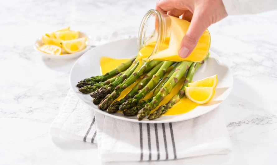 Osoba sipa gi maslac preko povrća