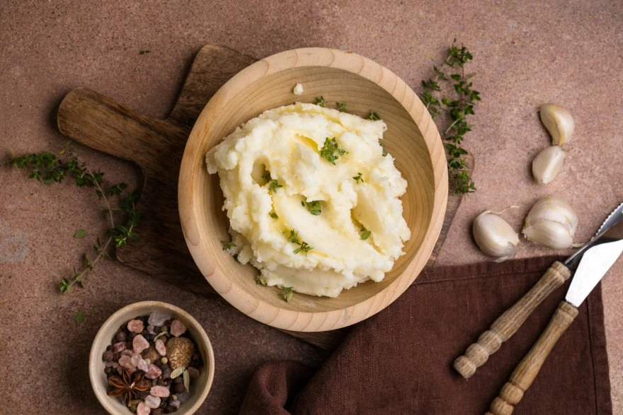 Krompir pire u drvenoj činiji