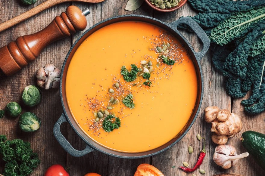 Kremasta supa od povrća u činiji